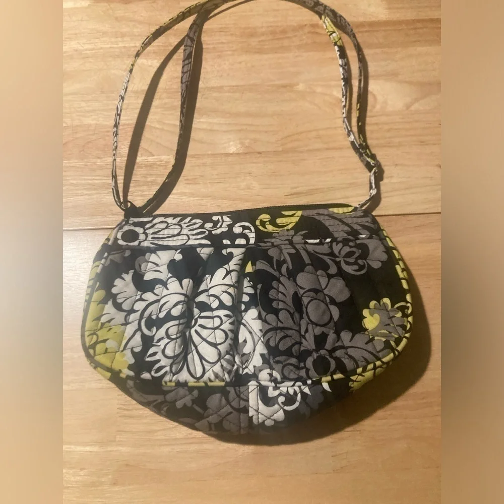 Vera Bradley purse. Super adorable & in excellent condition. See pictures